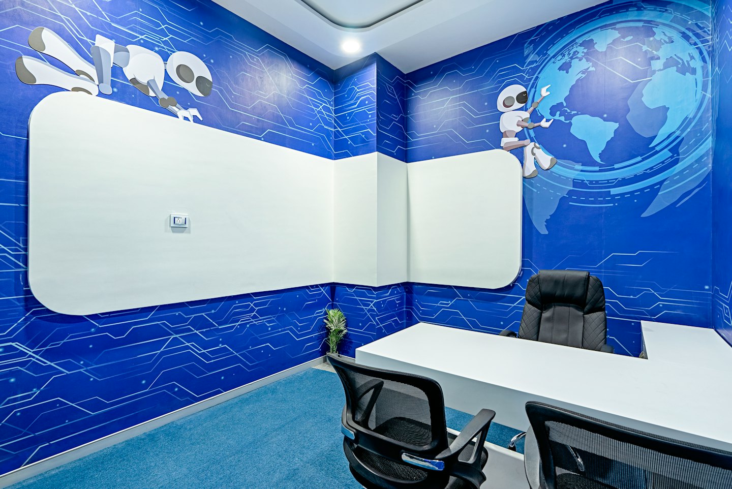 Kantor modern dengan dinding papan sirkuit biru dan meja putih.